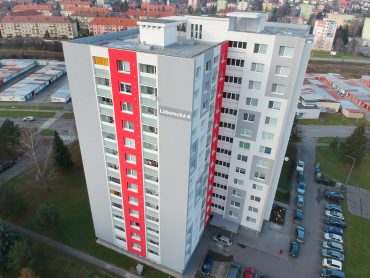 Hliníkove zábradlia a zasklenia bytového domu v Humennom