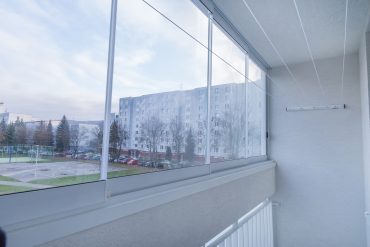 Hliníkove zábradlia a zasklenia bytového domu v Humennom