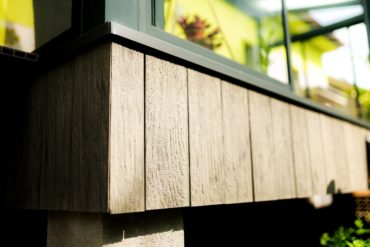 Vyvýšená pochôdzna terasa nad zemou so Zimnou Záhradou k rodinnému domu